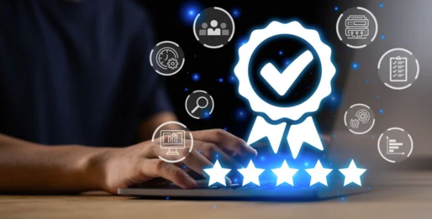 Sello de certificación y calidad sobre una superficie de trabajo digital